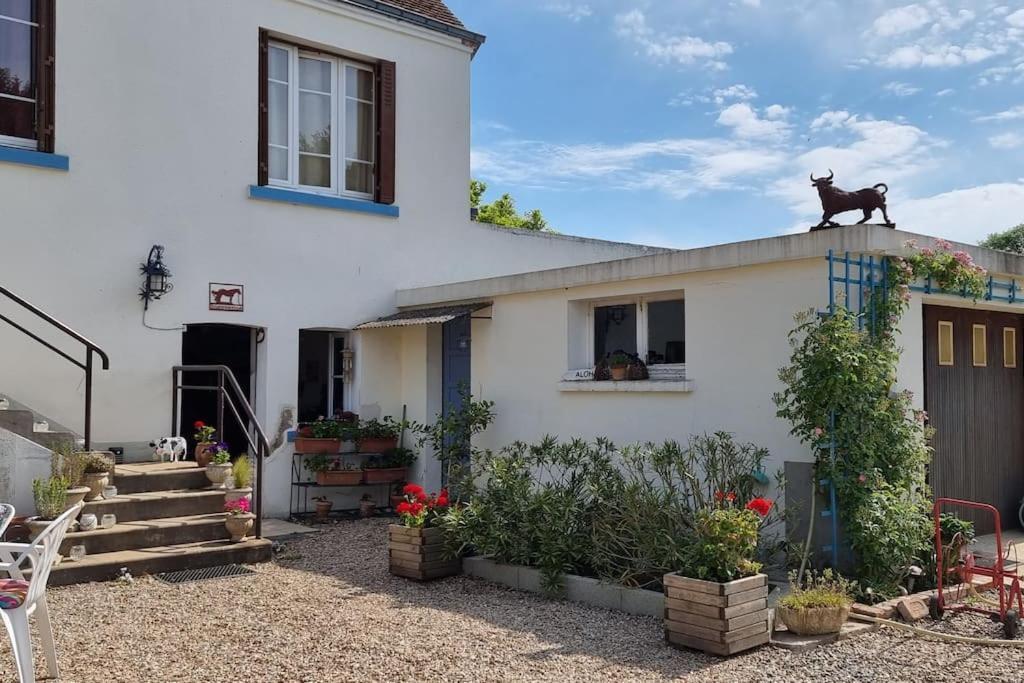 Les Noyers Monestois Entre Cher Et Canal De Berry Mennetou-sur-Cher エクステリア 写真